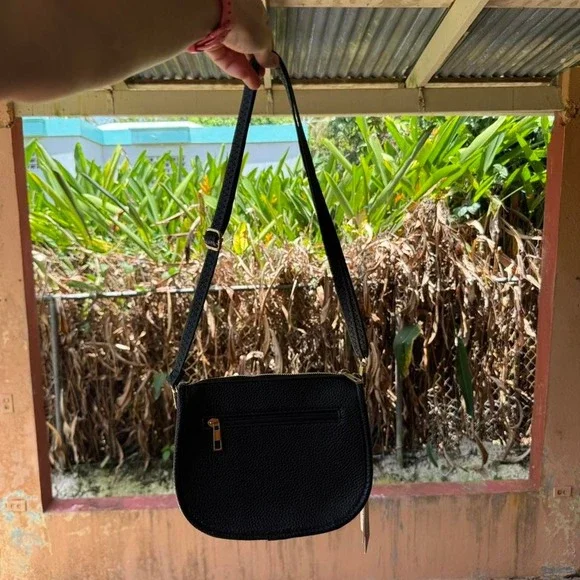 Deluxity Vegan Leather Crossbody Bag Black Gold Hardware Details NWT‎ - Picture 3 of 8